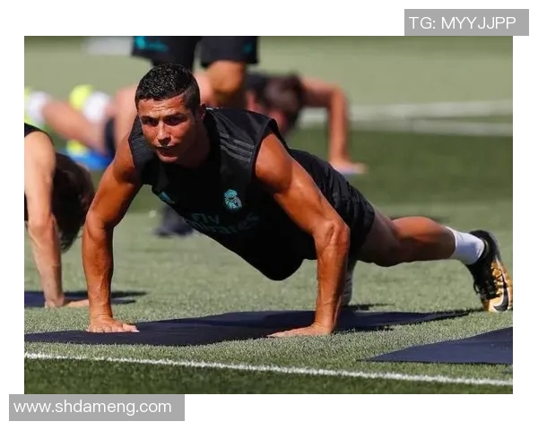 顶级足球明星C罗的身材秘密与训练方法揭秘