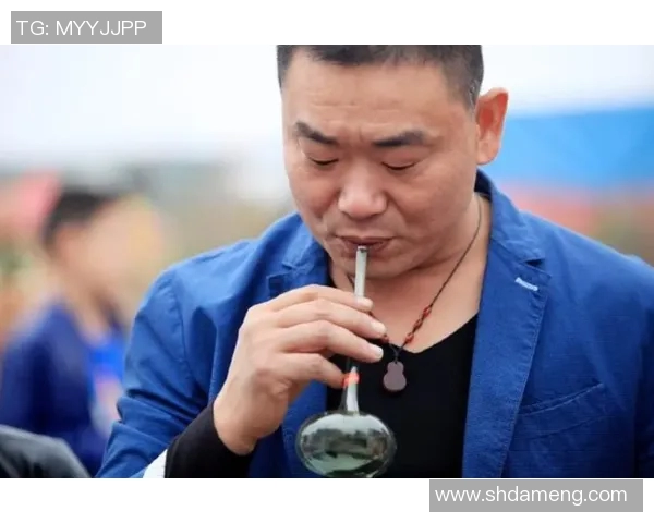 街头吃饭的大爷与足球明星的意外相遇与温情故事